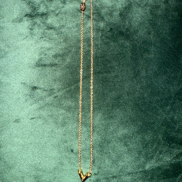 LOUIS VUITTON Essential V Necklace Gold Plated Size 18” Adjustable Full Inclu. - Picture 2 of 8